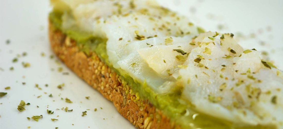 tosta-de-pate-de-berenjena-y-bacalao-marinado